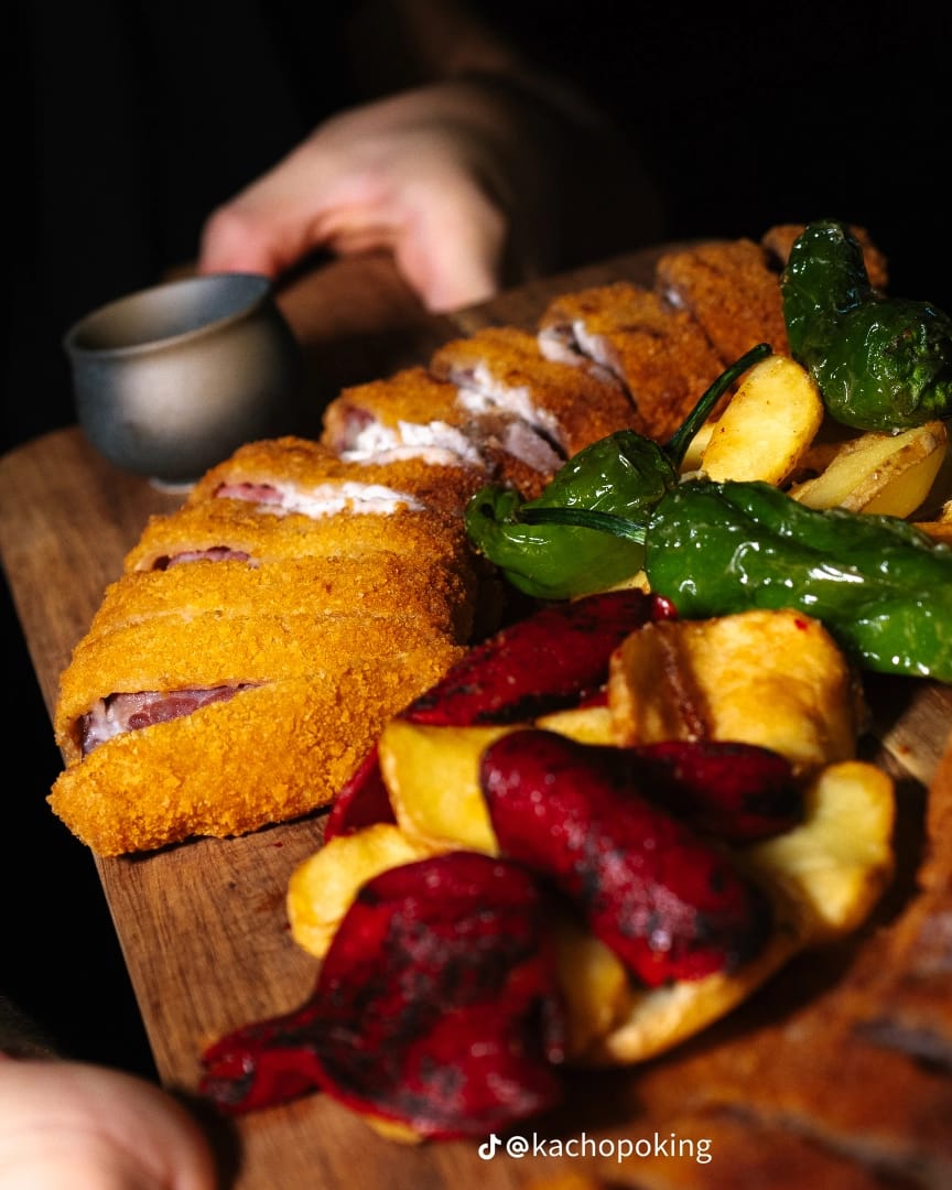 Presentación de cachopos con patatas y pimientos, en una fotografía facilitada por O Halambar